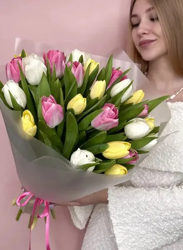 Нежный весенний букет из 25 тюльпанов микс от интернет-магазина цветов в Норильске