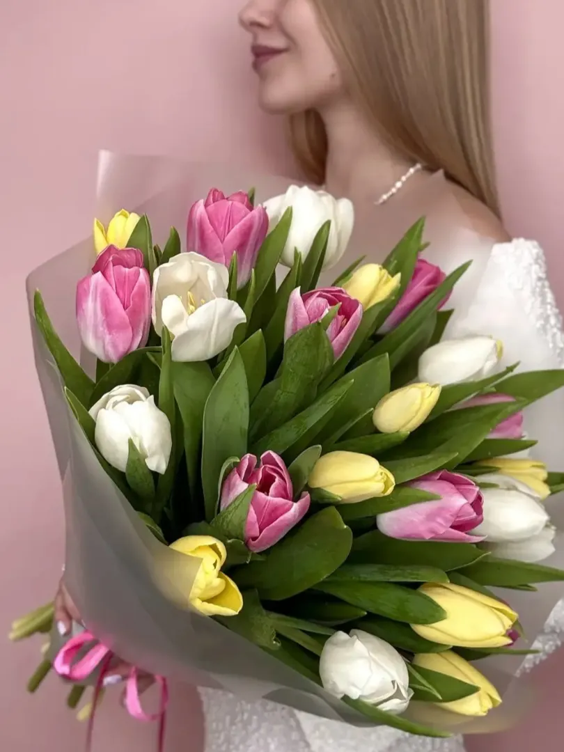 Нежный весенний букет из 25 тюльпанов микс