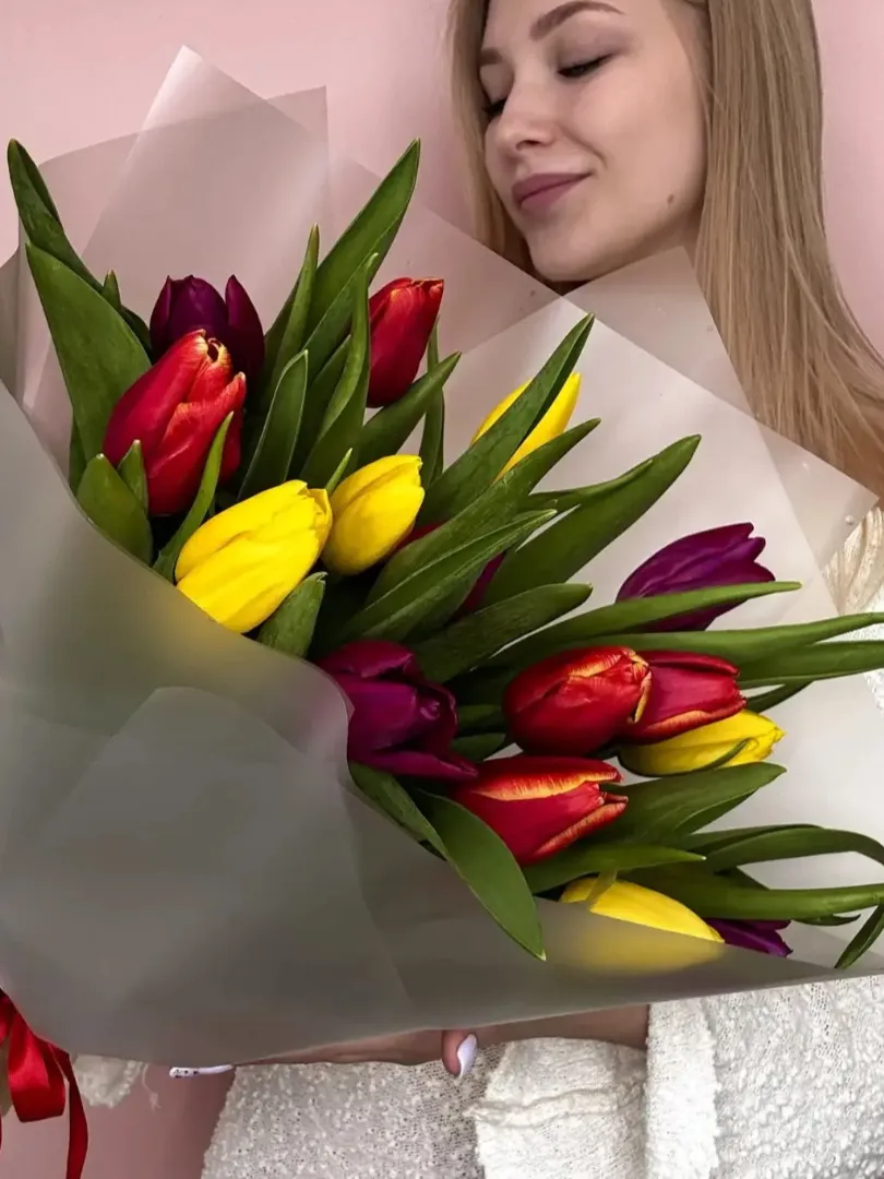Яркий, весенний букет с тюльпанами микс 15 шт