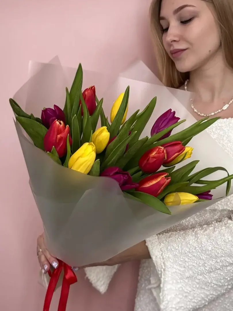 Яркий, весенний букет с тюльпанами микс 15 шт