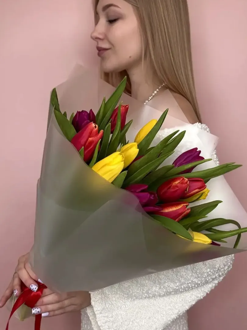 Яркий, весенний букет с тюльпанами микс 15 шт