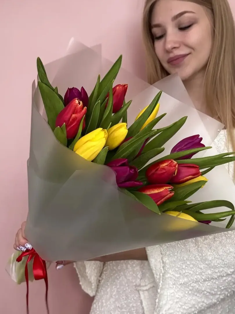 Яркий, весенний букет с тюльпанами микс 15 шт