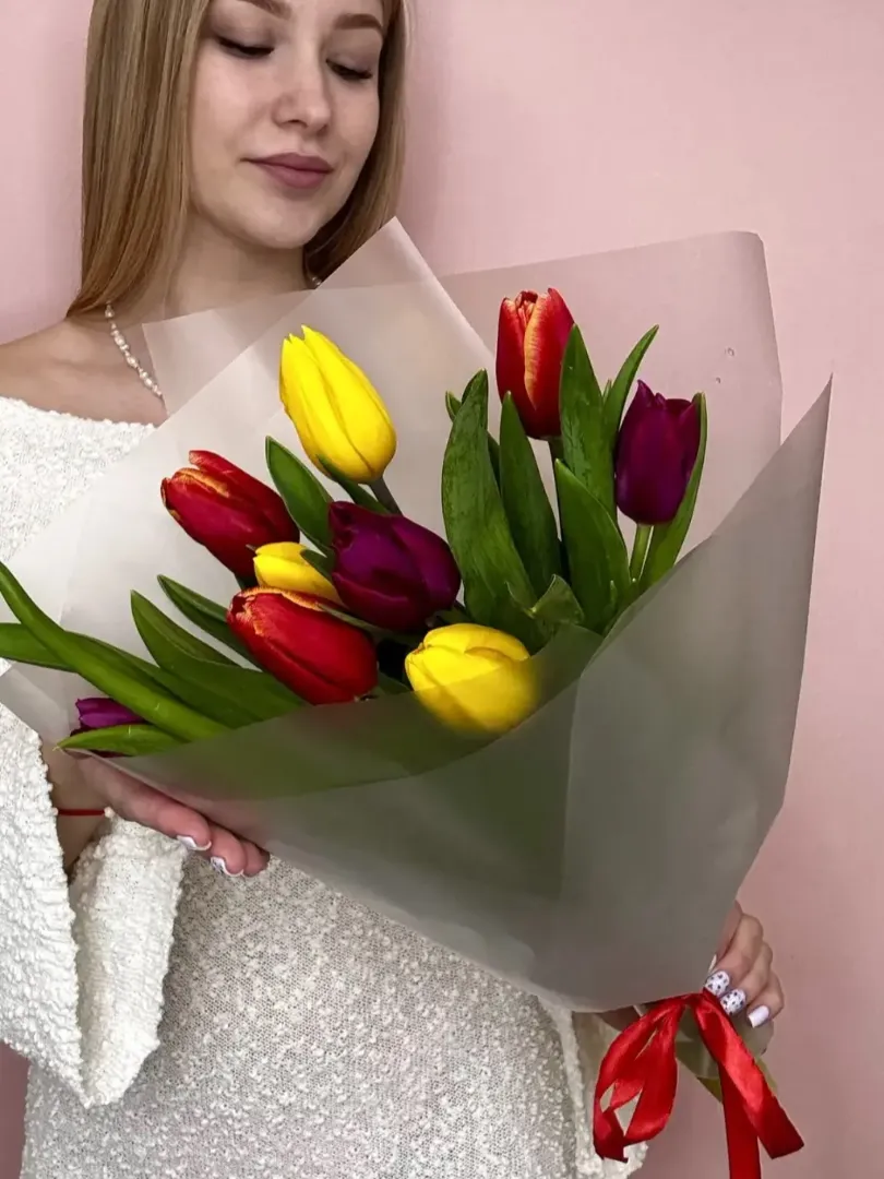 Весенний букет из 9 разноцветных тюльпанов