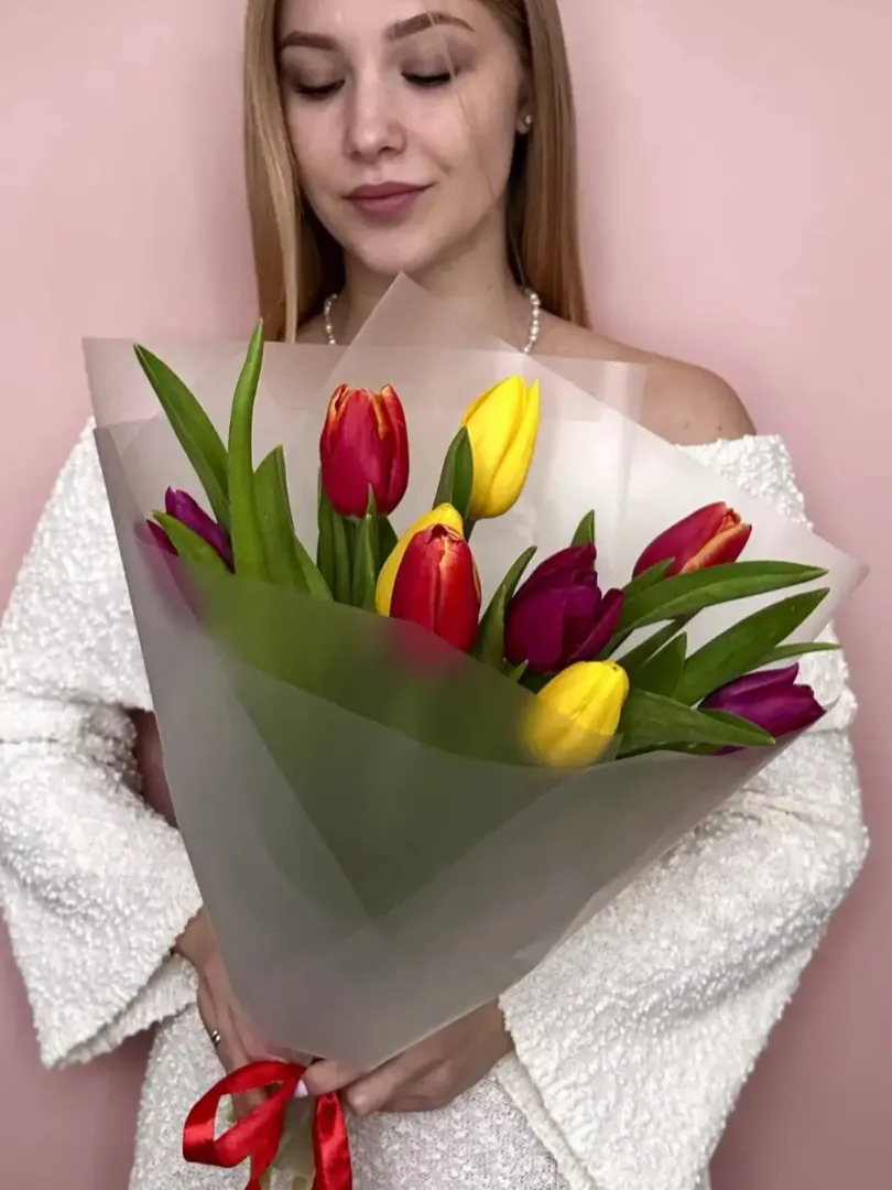 Весенний букет из 9 разноцветных тюльпанов