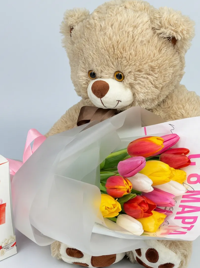 Подарочный сет « 8 Марта» букет из 15 тюльпанов, плюшевый мишка и конфеты Raffaello