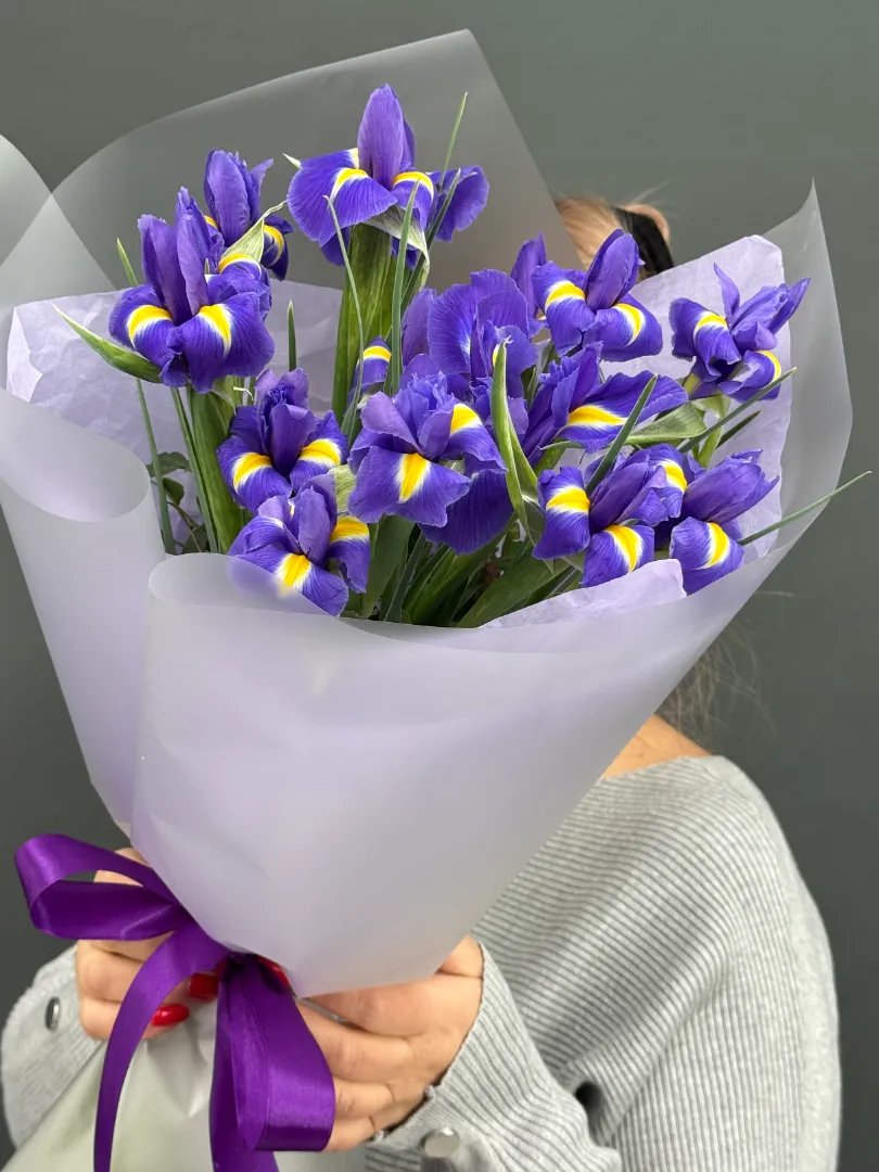 Букет 15 ирисов