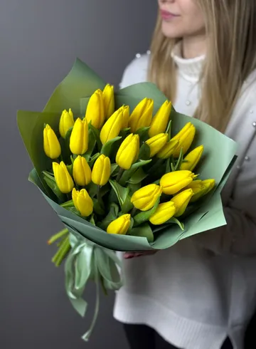Солнечный, весенний букет 25 желтых тюльпанов от интернет-магазина цветов в Норильске