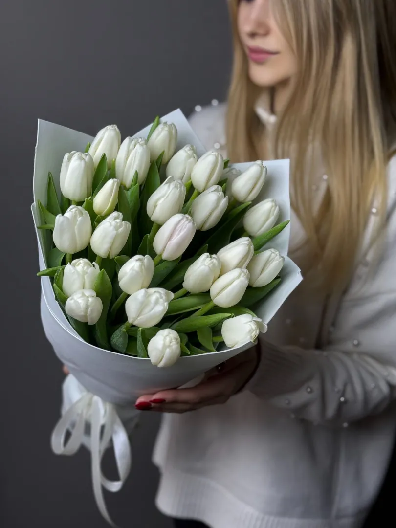 Весенний букет 25 белых тюльпанов
