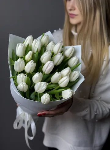 Весенний букет 25 белых тюльпанов от интернет-магазина цветов в Норильске
