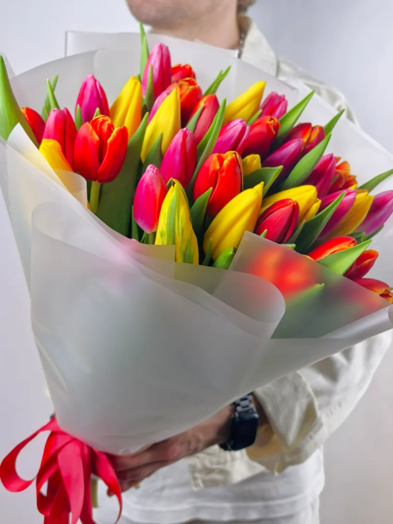 Яркий, весенний букет 35 тюльпанов микс