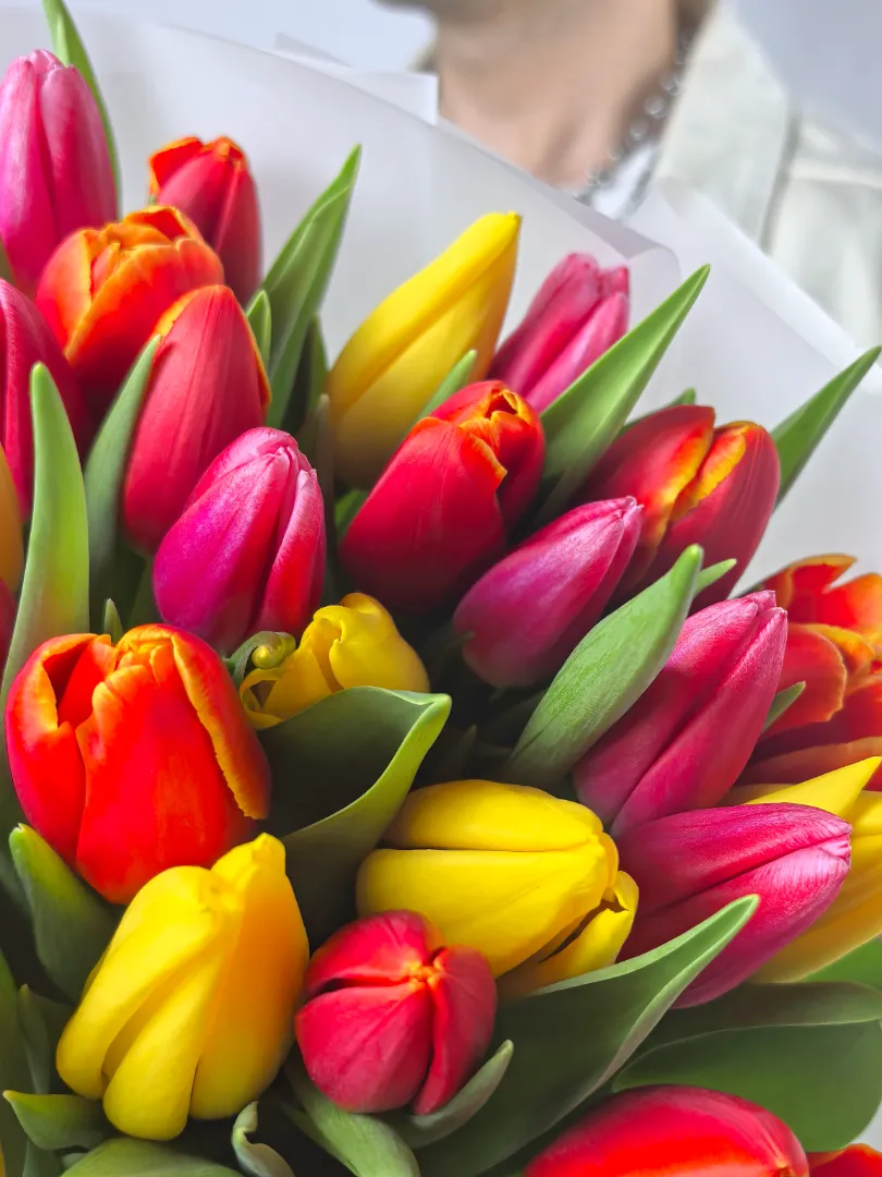Яркий, весенний букет 35 тюльпанов микс