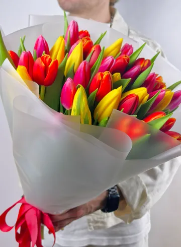 Яркий, весенний букет 35 тюльпанов микс от интернет-магазина цветов в Норильске
