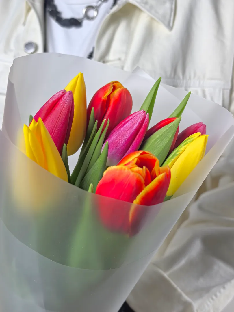 Яркий, весенний букет 9 тюльпанов микс