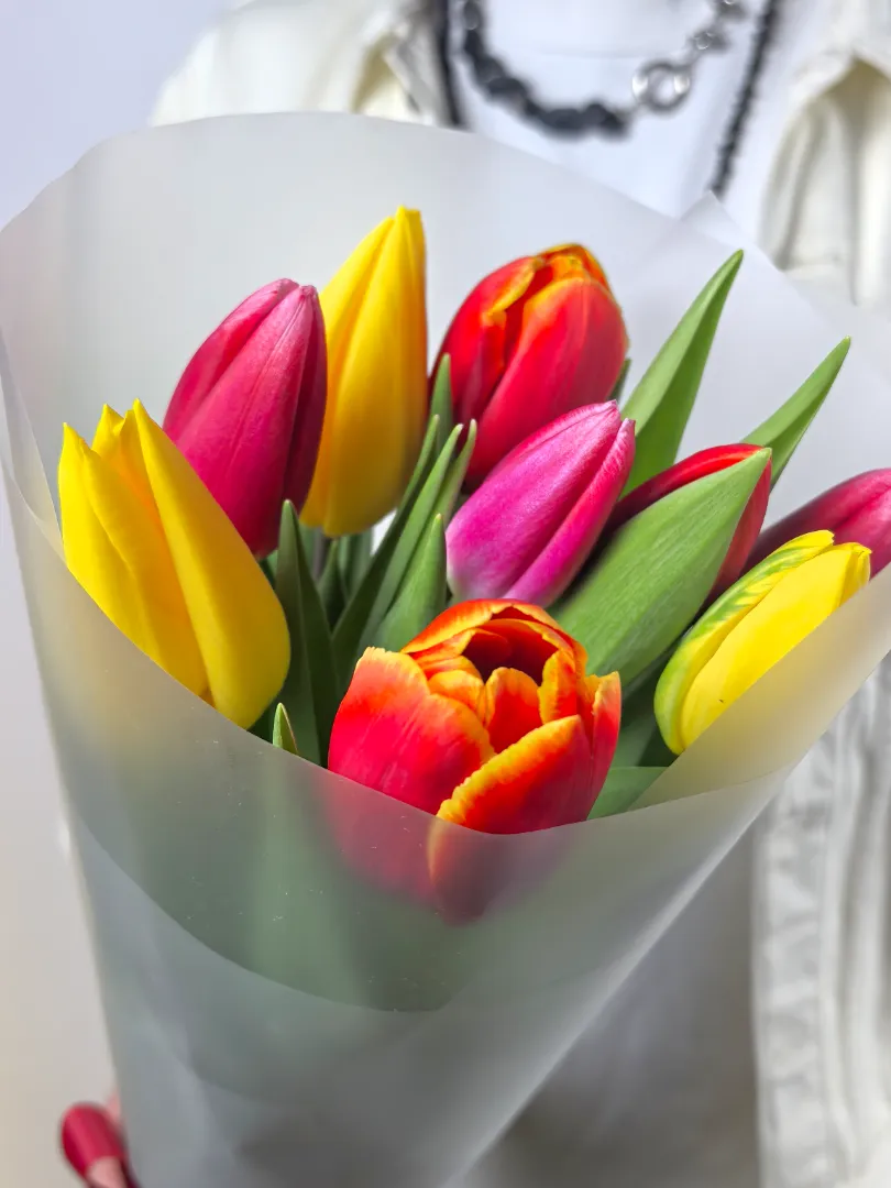 Яркий, весенний букет 9 тюльпанов микс