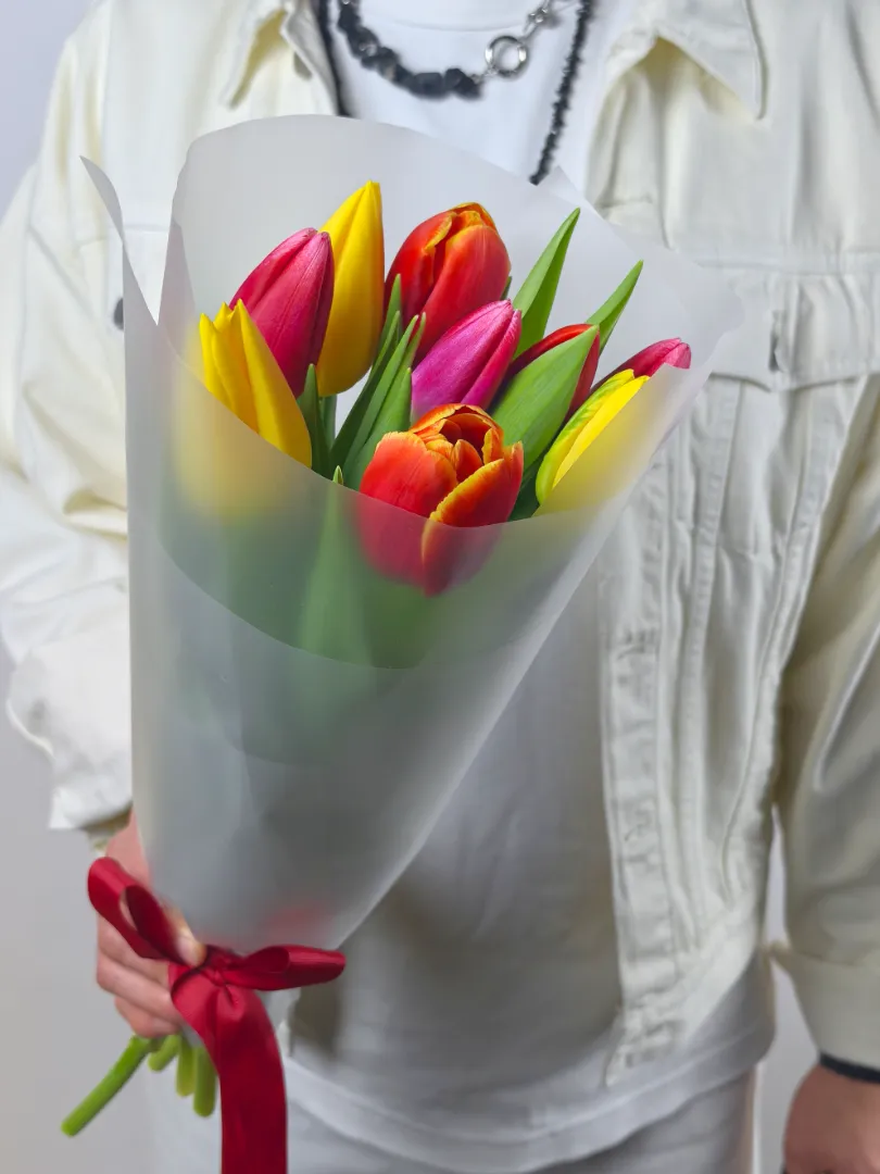 Яркий, весенний букет 9 тюльпанов микс