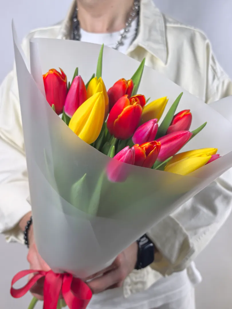 Яркий, весенний букет из 15 тюльпанов микс