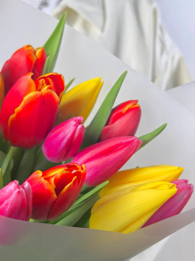 Яркий, весенний букет из 15 тюльпанов микс