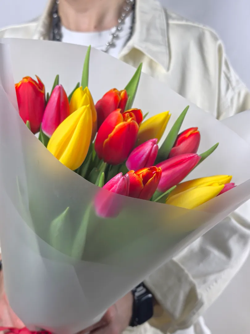 Яркий, весенний букет из 15 тюльпанов микс