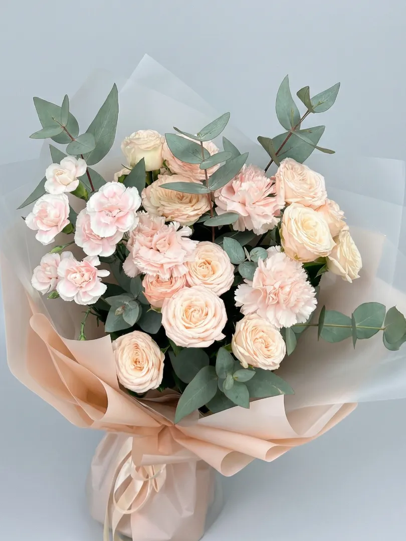 Пудровый букет пионовидные  кустовые розы, ажурные диантусы и ароматный эвкалипт