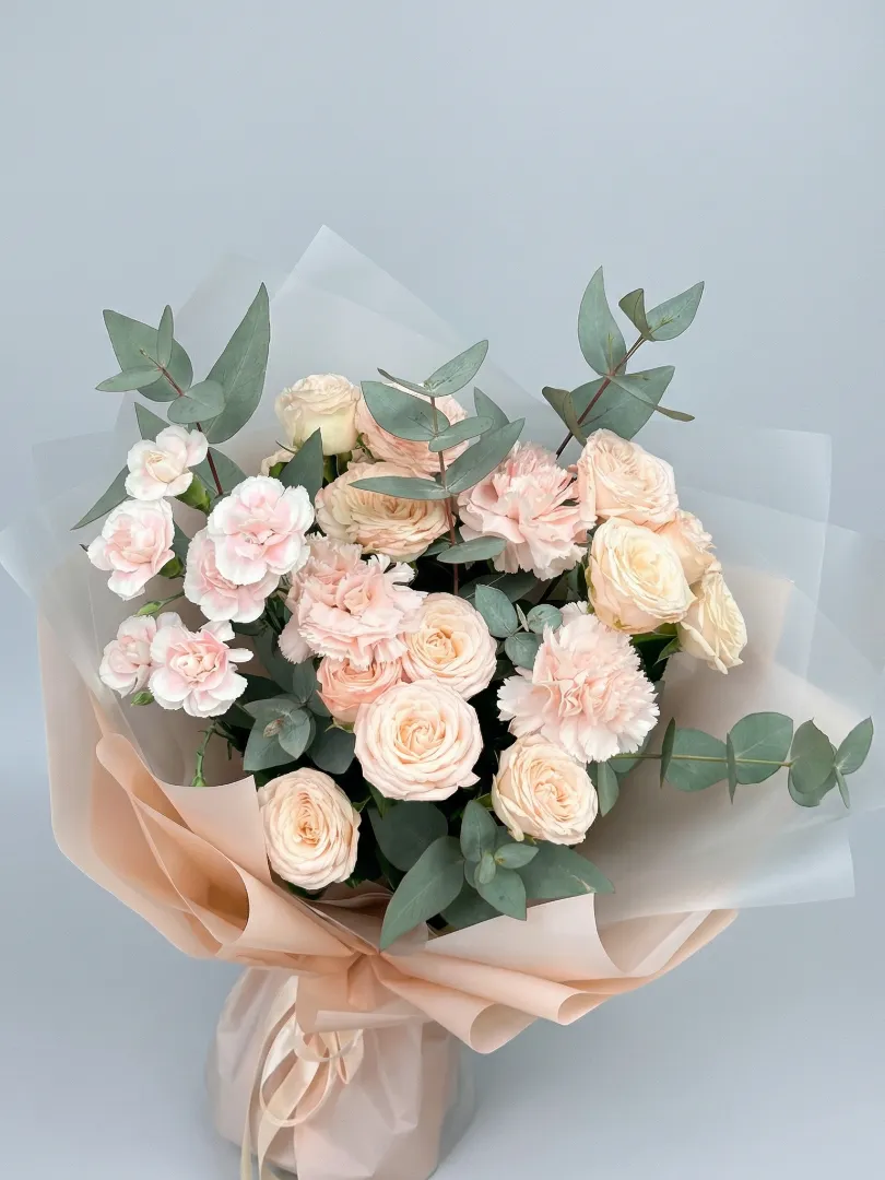Пудровый букет пионовидные  кустовые розы, ажурные диантусы и ароматный эвкалипт
