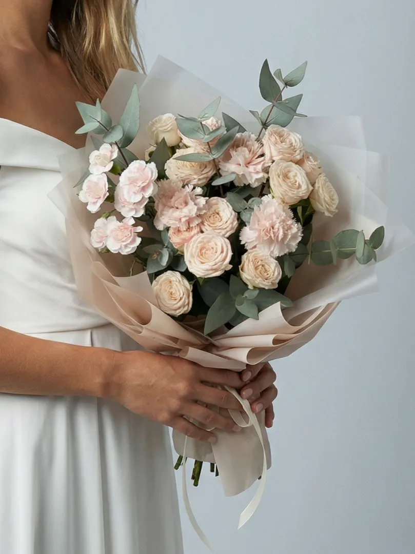 Пудровый букет пионовидные  кустовые розы, ажурные диантусы и ароматный эвкалипт