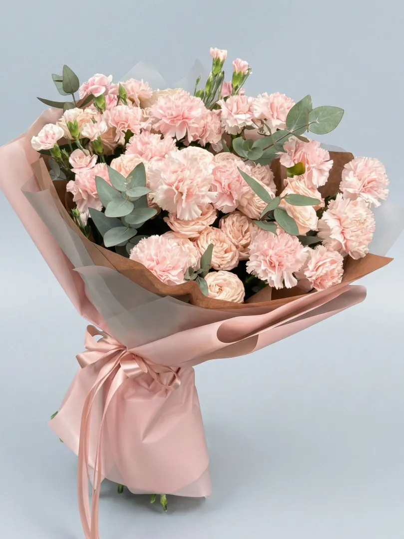 Нежно-розовый, пудровый  букет пионовидные кустовые розы и ажурные диантусы (гвоздики) с ароматным эвкалиптом