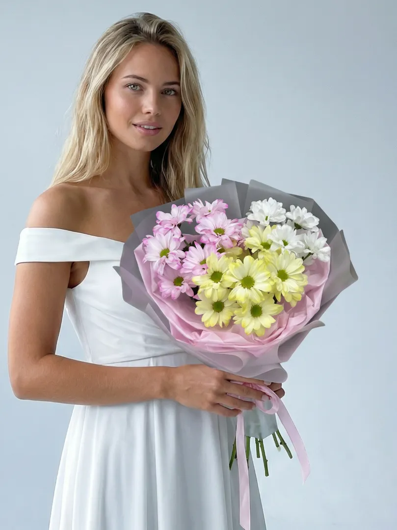 Стойкий букет белые, желтые, розовые ромашковые хризантемы