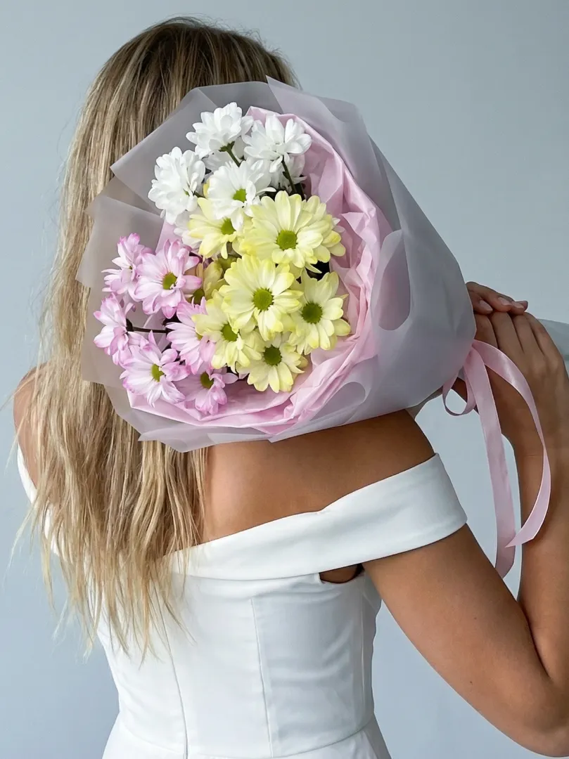 Стойкий букет белые, желтые, розовые ромашковые хризантемы