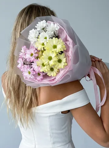 Стойкий букет белые, желтые, розовые ромашковые хризантемы от интернет-магазина цветов в Норильске