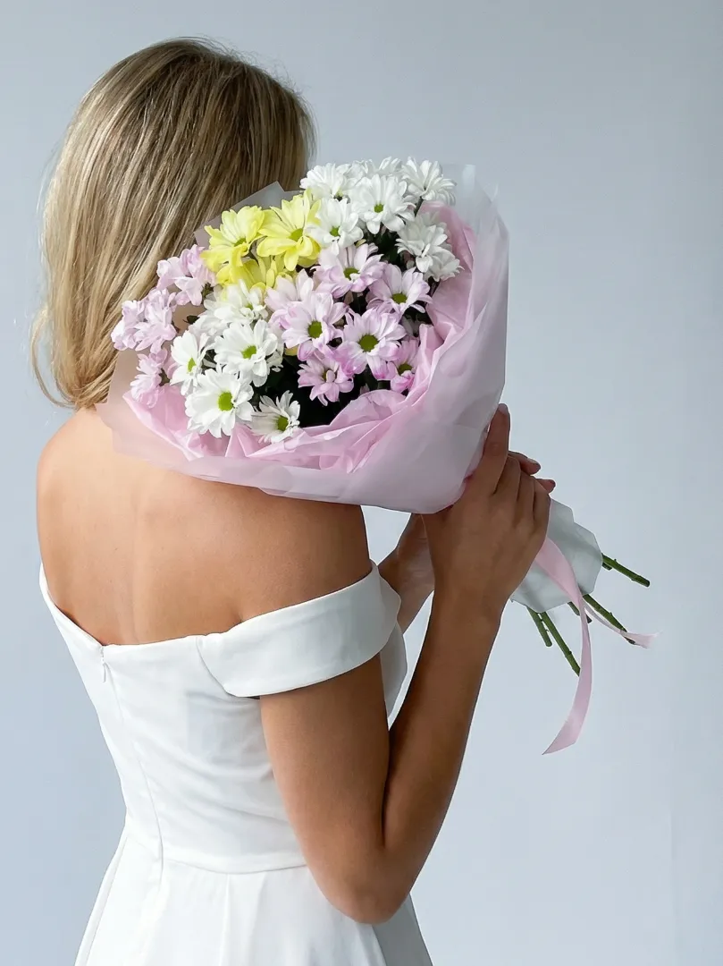 Стойкий букет белые, розовые и желтые кустовые ромашковые хризантемы