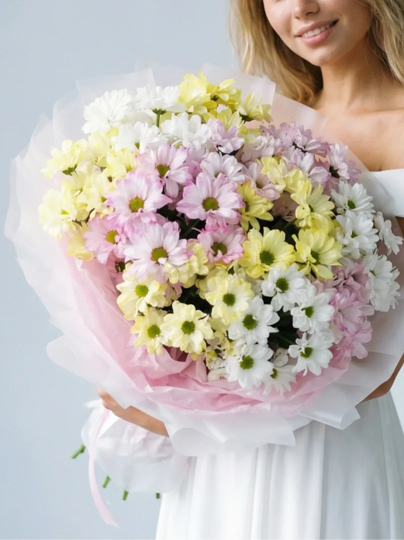 Большой, стойкий букет белые, розовые и желтые кустовые ромашковые хризантемы
