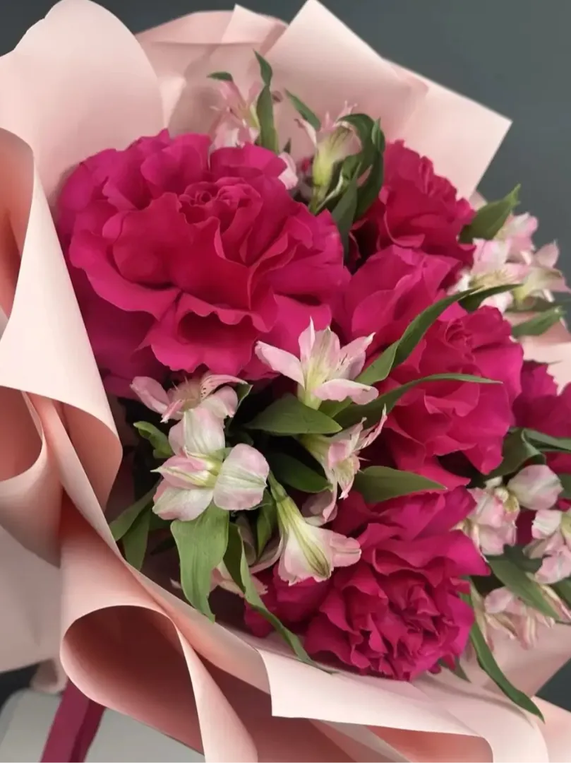 Роскошный букет французские розы цвета фуксии и нежно-розовая альстромерия