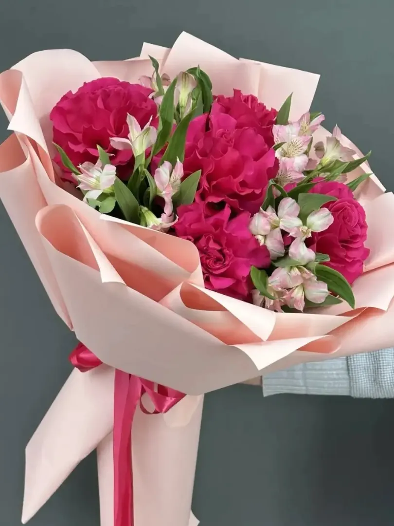 Роскошный букет французские розы цвета фуксии и нежно-розовая альстромерия