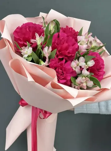 Роскошный букет французские розы цвета фуксии и нежно-розовая альстромерия от интернет-магазина цветов в Норильске