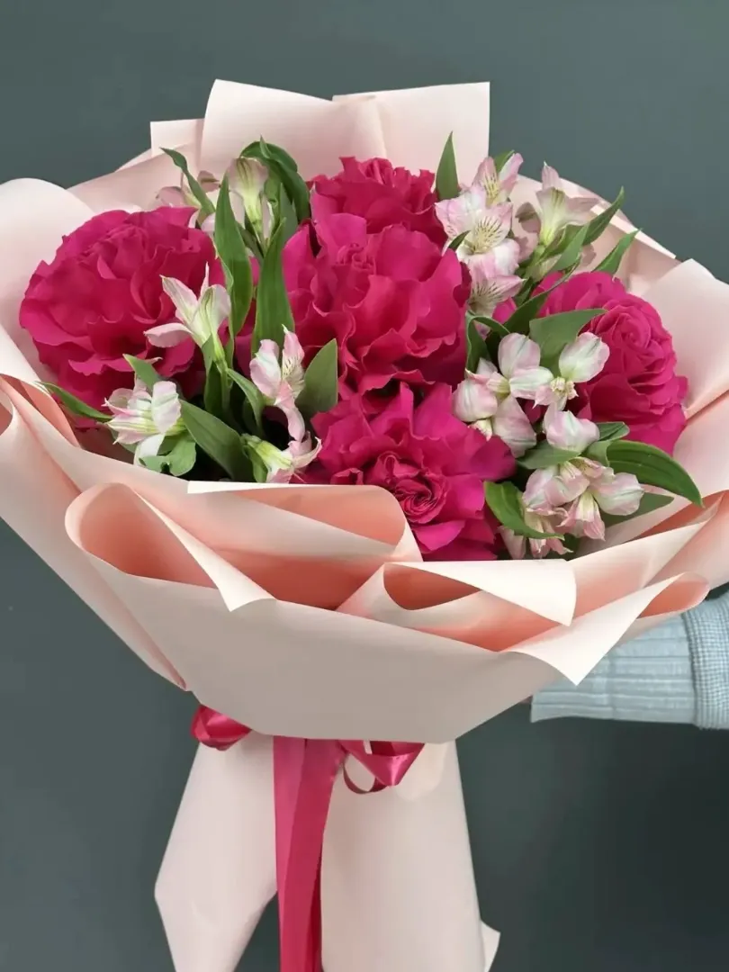 Роскошный букет французские розы цвета фуксии и нежно-розовая альстромерия