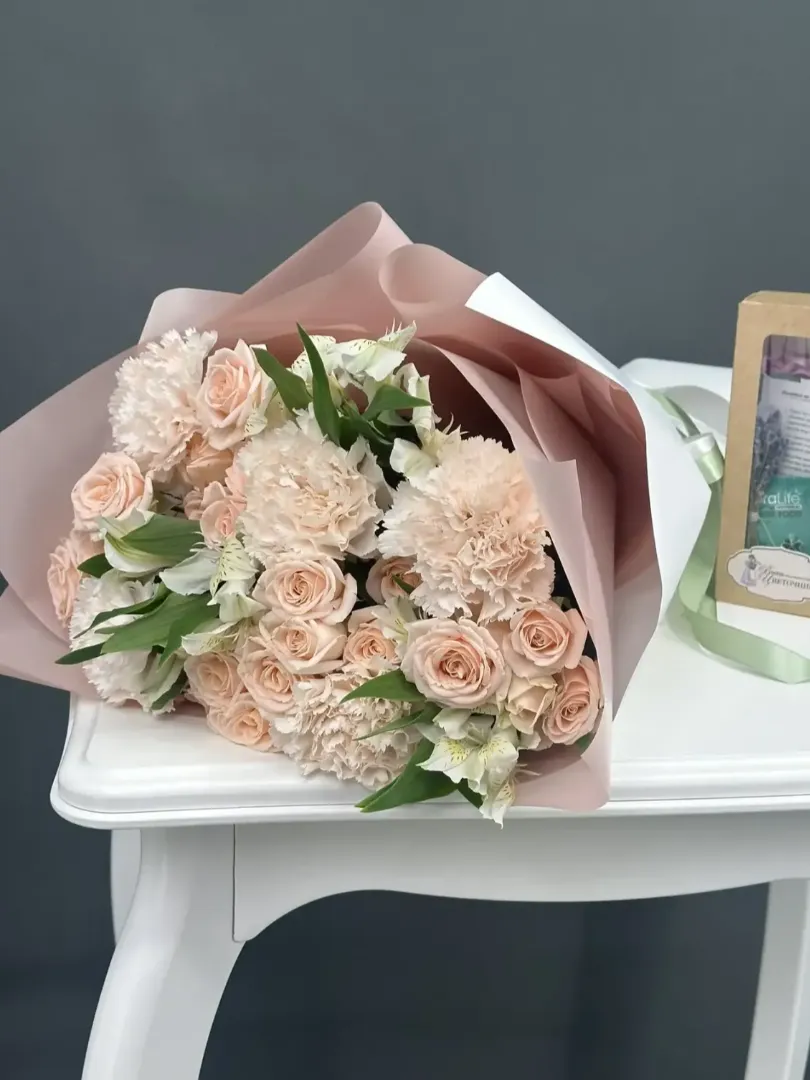 Нежно-розовый, пудровый букет кустовая роза, диантусы, альстромерия