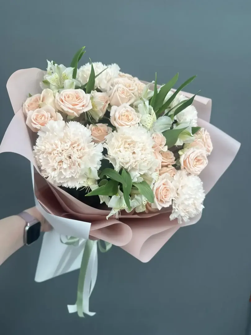 Нежно-розовый, пудровый букет кустовая роза, диантусы, альстромерия