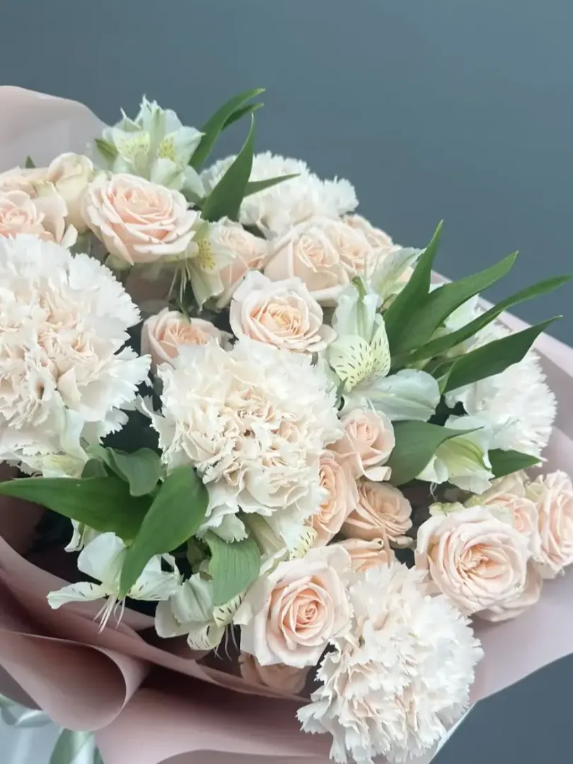 Нежно-розовый, пудровый букет кустовая роза, диантусы, альстромерия