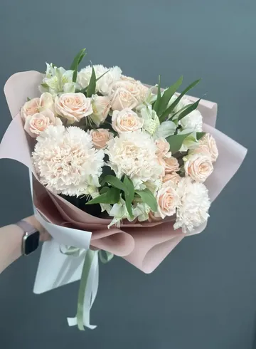 Нежно-розовый, пудровый букет кустовая роза, диантусы, альстромерия от интернет-магазина цветов в Норильске