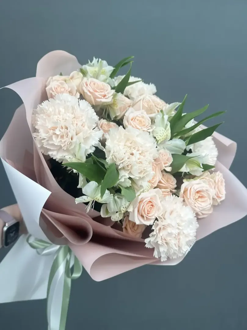 Нежно-розовый, пудровый букет кустовая роза, диантусы, альстромерия