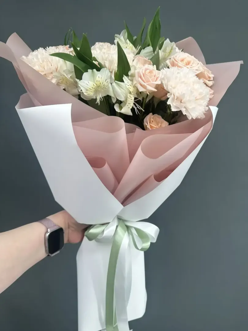 Нежно-розовый, пудровый букет кустовая роза, диантусы, альстромерия