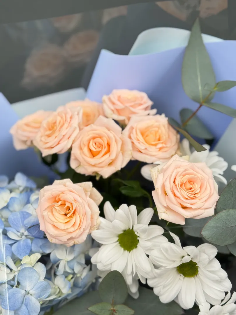 Букет- комплимент гортензия, кустовые розы и белая хризантема