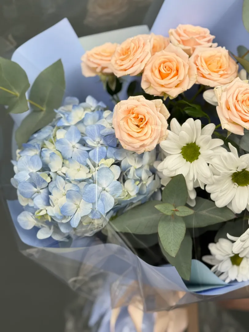 Букет- комплимент гортензия, кустовые розы и белая хризантема