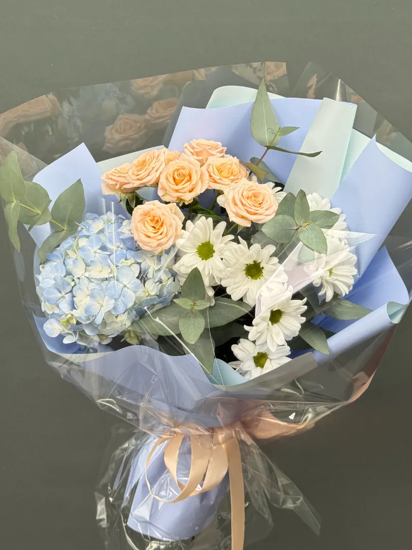 Букет- комплимент гортензия, кустовые розы и белая хризантема