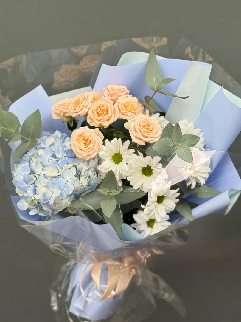 Букет- комплимент гортензия, кустовые розы и белая хризантема