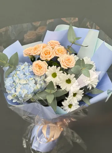 Букет- комплимент гортензия, кустовые розы и белая хризантема от интернет-магазина цветов в Норильске
