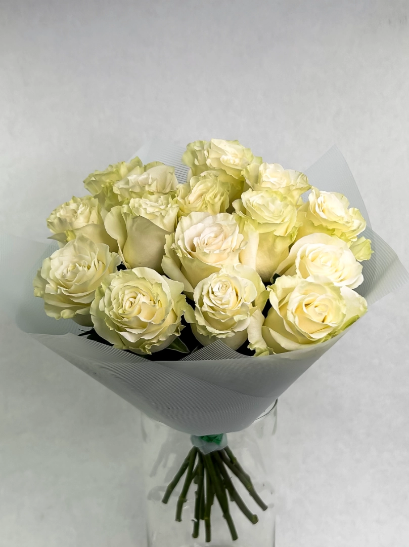 Букет из белых роз от интернет-магазина цветов в Норильске